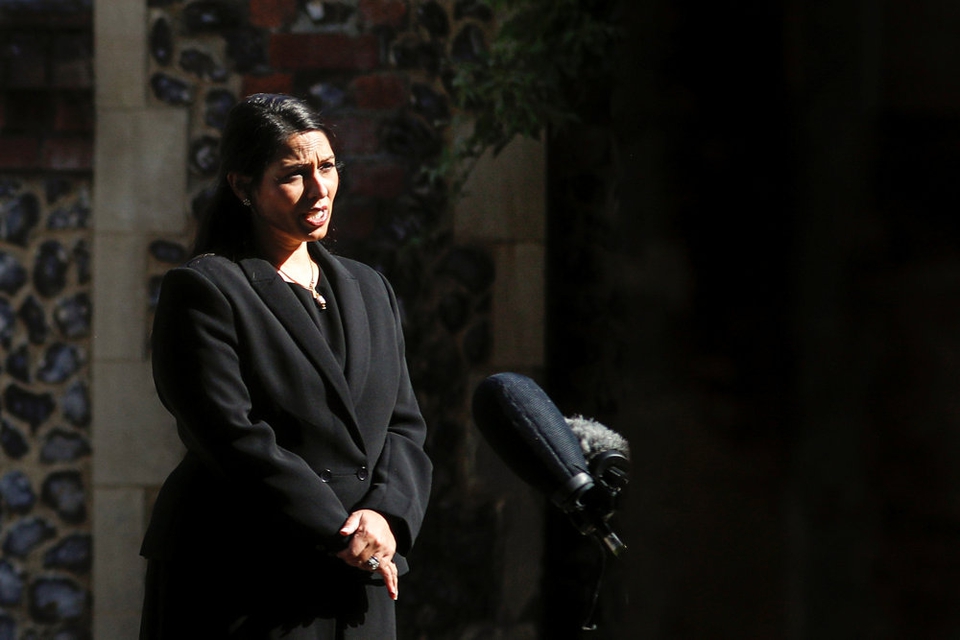 En mand, som dræbte tre og sårede tre andre i den engelske by Reading lørdag, var alene om angrebet ifølge den britiske indenrigsminister, Priti Patel.