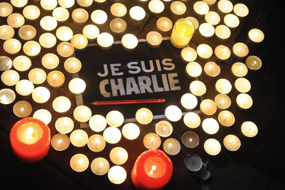 I tiden efter angrebet på Charlie Hebdo kunne der ses støtteerklæringer til satiremagasinet i form af blandt andet skilte med budskabet "Je suis Charlie" (Jeg er Charlie, red.). (Arkivfoto)