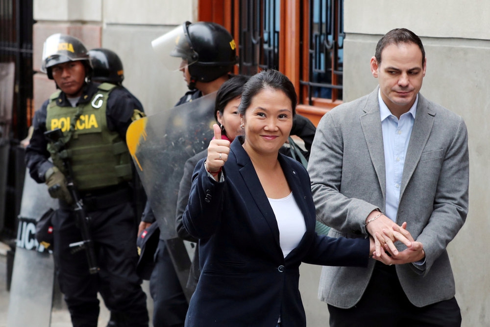 Keiko Fujimori, oppositionsleder og datter af tidligere præsident Alberto Fujimori, ses her, da hun ankom til et retsmøde i Perus hovedstad, Lima, tirsdag. Ved retsmødet blev hun igen idømt varetægtsfængsling.