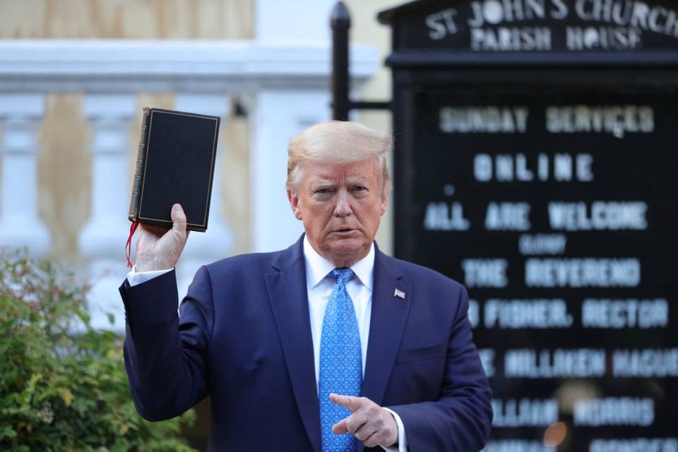 Ifølge flere medier brugte politiet tåregas og gummikugler mod fredelige demonstranter for at tvinge dem væk fra området omkring den kirke i nærheden af Det Hvide Hus, hvor Donald Trump senere lod sig fotografere med en bibel i hånden.