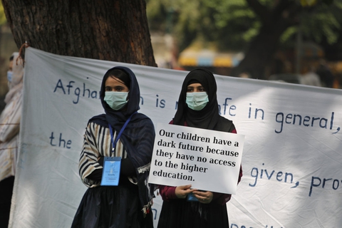 Afghanske flygtningekvinder i Indien markerer Den Internationale Kvindedag i New Delhi. I den amerikanske kongres, hvor mange medlemmer er skeptiske over for USA's planer om at trække landets sidste 2500 soldater ud af Afghanistan, er der frygt for kvinders fremtid under et muligt jihadistisk regime i Kabul.