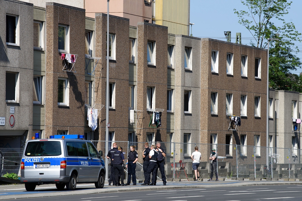 21 June 2020, Lower Saxony, Göttingen: Police forces are standing in front of a quarantined apartment building. After riots on 20.06.2020 the situation on the spot has eased. The city administration had quarantined the whole residential complex on Groner Landstrasse to contain the coronavirus. (Foto: Swen Pförtner/DPA/Ritzau Scanpix)