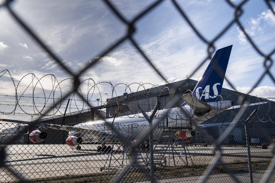 Hen over weekenden har SAS indgået aftale med en række fagforeninger om midlertid løn- og pensionsnedgang. Mange af selskabets fly er parkeret i Københavns Lufthavn. (Arkivfoto).