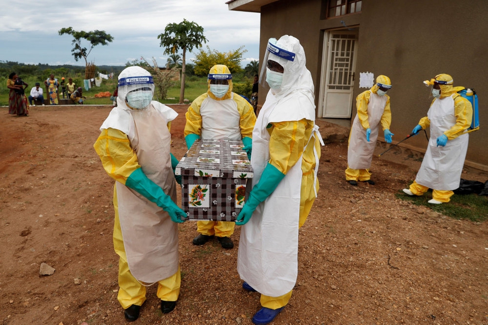 Det seneste udbrud af ebola i DRCongo er det 11. af slagsen i det centralafrikanske land. Her bærer sundhedsarbejdere i beskyttelsesudstyr liget af en ebolapatient ud af et hus i North Kivu-provinsen under et udbrud i 2018.