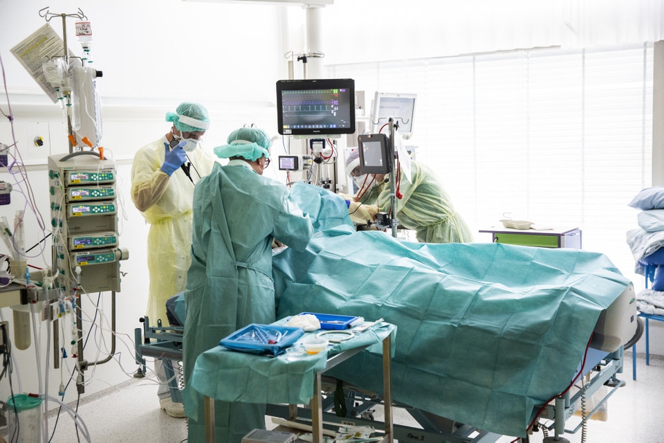 Mens antallet af indlagte med coronavirus i Danmark falder med tre siden opgørelsen i går, stiger antallet af dem, der er indlagt på intensiv, og dem, der er lagt i respirator, en smule. (Arkivfoto).