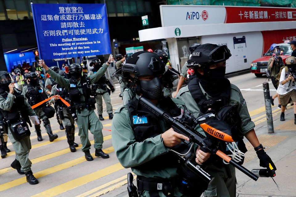Politiet står vagt, mens lov om nationalsang afventer andenbehandling i Hongkong. (Foto: Tyrone Siu/Reuters/Ritzau Scanpix)