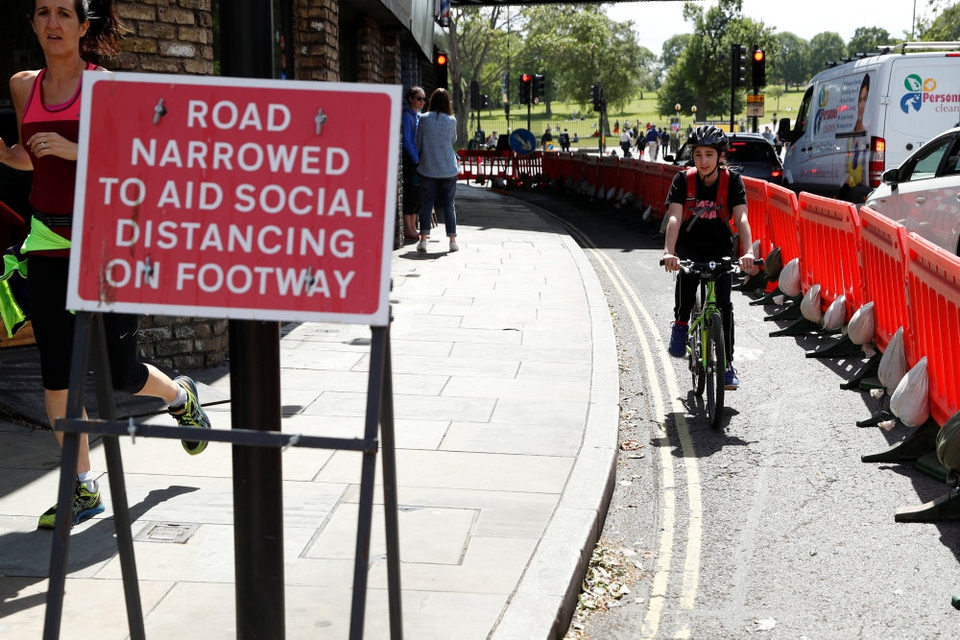 I London er fortovene flere steder udvidet, så fodgængere og cyklister bedre kan holde afstand til hinanden og derved begrænse smitterisikoen.