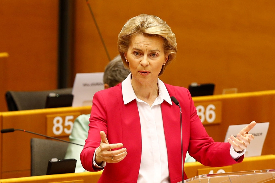EU-Kommisisonens formand, Ursula von der Leyen, præsenterer en budgetramme på 1100 milliarder euro. Det er 8.200 milliarder kroner.