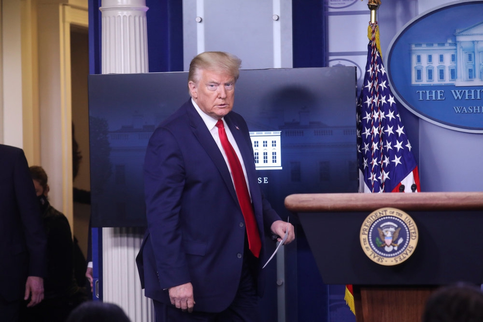 Med tre kvarters forsinkelse ankom præsident Donald Trump til fredagens pressemøde i Det Hvide Hus. Han forlod podiet igen efter en kort meddelelse om, at gudstjenester igen bør være tilladt allerede fra denne weekend.