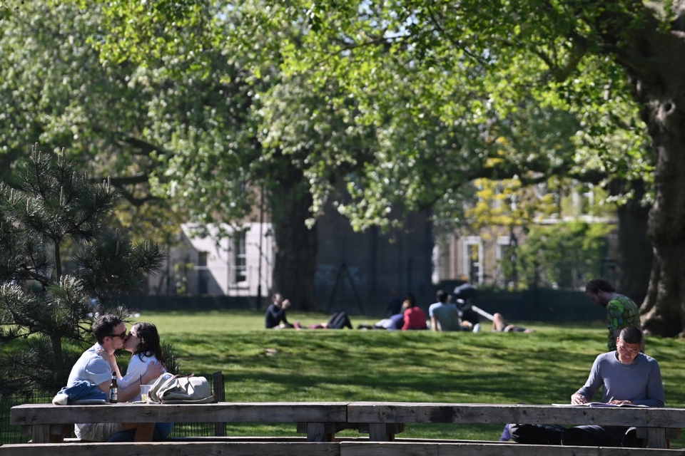 "Bliv hjemme og red liv", lyder et af den britiske regerings nøglebudskaber under coronakrisen. Her ses folk nyde foråret i en park i London i slutningen af april. (Arkivfoto).