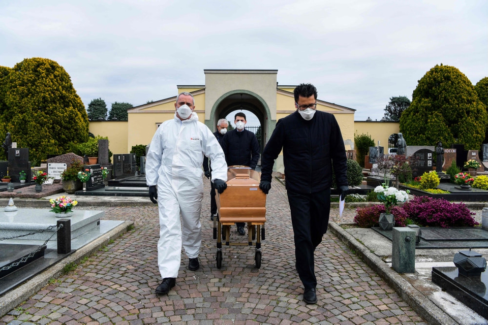 Italien er det land i Europa, der er hårdest ramt af coronavirus, og den italienske region Lombardiet er det område i Italien, der har flest smittede og døde. Her ses en begravelse i byen Grassobbio i regionen.