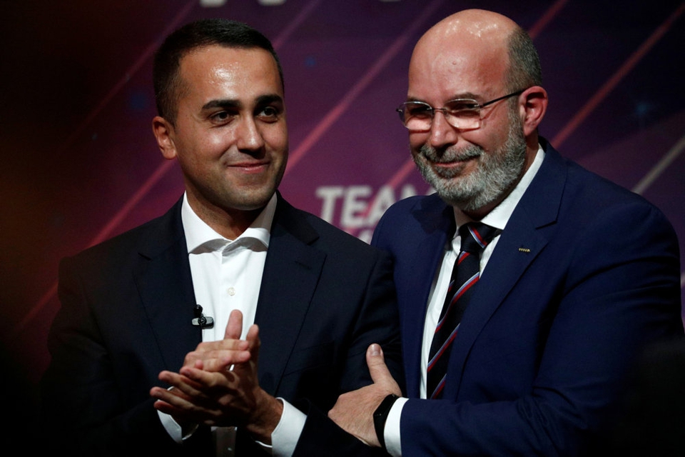 Luigi di Maio står sammen med den partimedlem Vito Crimi, som overtager tjansen som leder af Femstjernebevægelsen efter Di Maio, den 22. januar 2020.