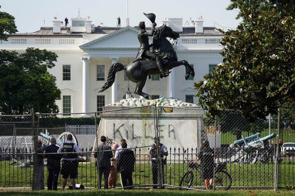Ukendte gerningsmand har skrevet "Morder" på statuen af tidligere præsident og slavehandler Andrew Jackson foran Det Hvide Hus. Mandag forsøgte demonstranter uden held at rive statuen ned.