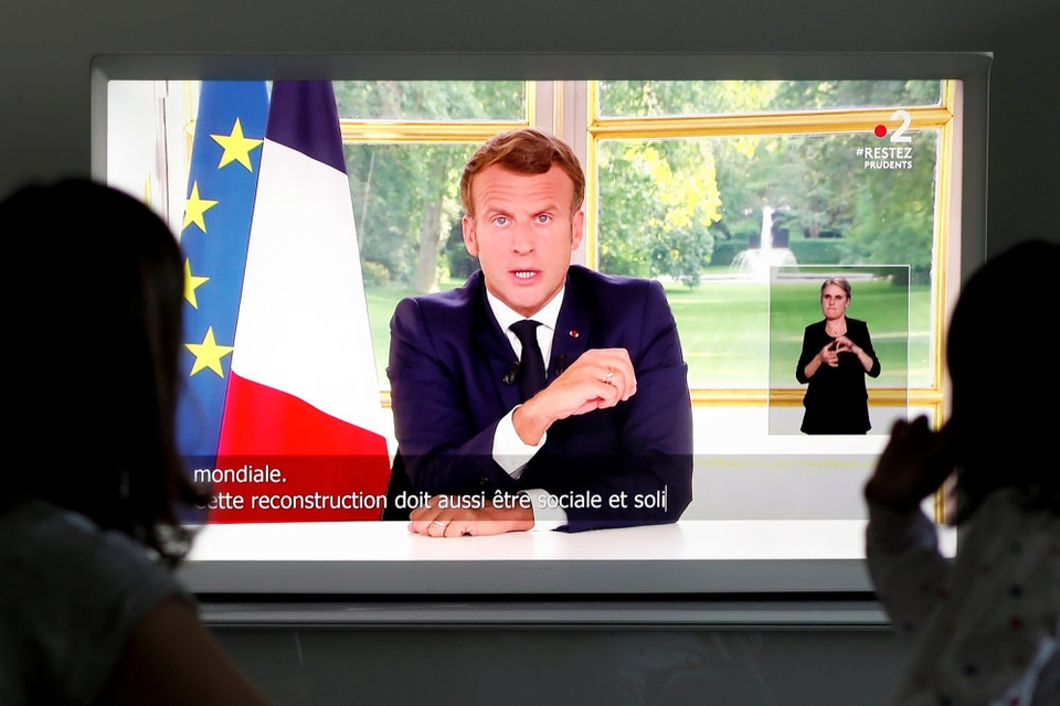 Frankrigs præsident, Emmanuel Macron, taler søndag aften på tv direkte til de franskee borgere om racisme, om svagheder under coronakrisen og om cafeer og restauranter, der mandag genåbner i Paris.
