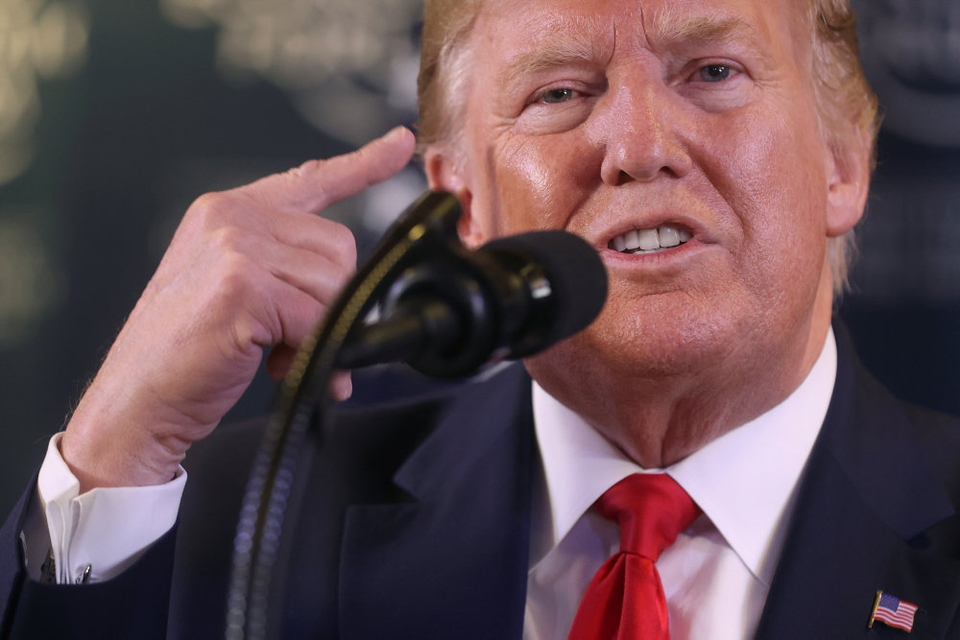 Præsident Donald Trump på et pressemøde før afrejsen fra Davos i Schweiz. Han siger, at han gerne ville lade sin tidligere nationale sikkerhedsrådgiver John Bolton vidne ved rigsret i USA's senat, men det er risikabelt for den nationale sikkerhed.