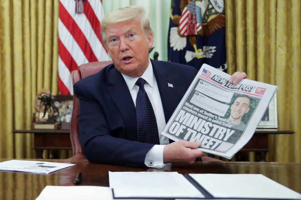 Torsdag eftermiddag lokal tid underskrev Donald Trump et præsidentielt dekret, der har til mål at revidere en lov, som gør, at sociale medier ikke er juridisk ansvarlige for brugeres opslag.