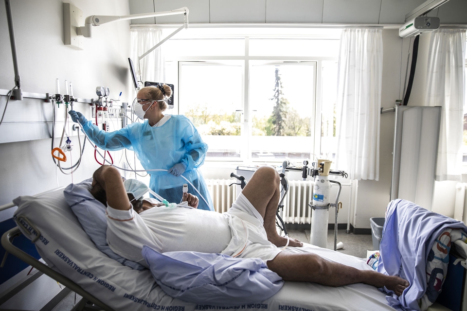 Covid-19 patient Salim Aladdin på 54 år er i genoptræning med fysioterapeut Caroline Baunsøe Nielsen på lungemedicinsk afdeling på Bispebjerg Hospital i København torsdag den 7. maj 2020. (Foto: Ólafur Steinar Gestsson/Ritzau Scanpix)