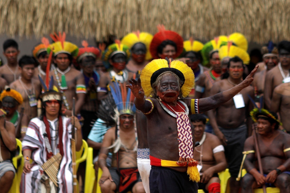 Brasiliens oprindelige folk vil sagsøge landets præsident for at komme med racsitiske kommentarer. Her ses Cacique Raoni, der er leder af stammen Kayapo, da han holdt tale under en ceremoni nær Sao Jose do Xingu tidligere i januar.