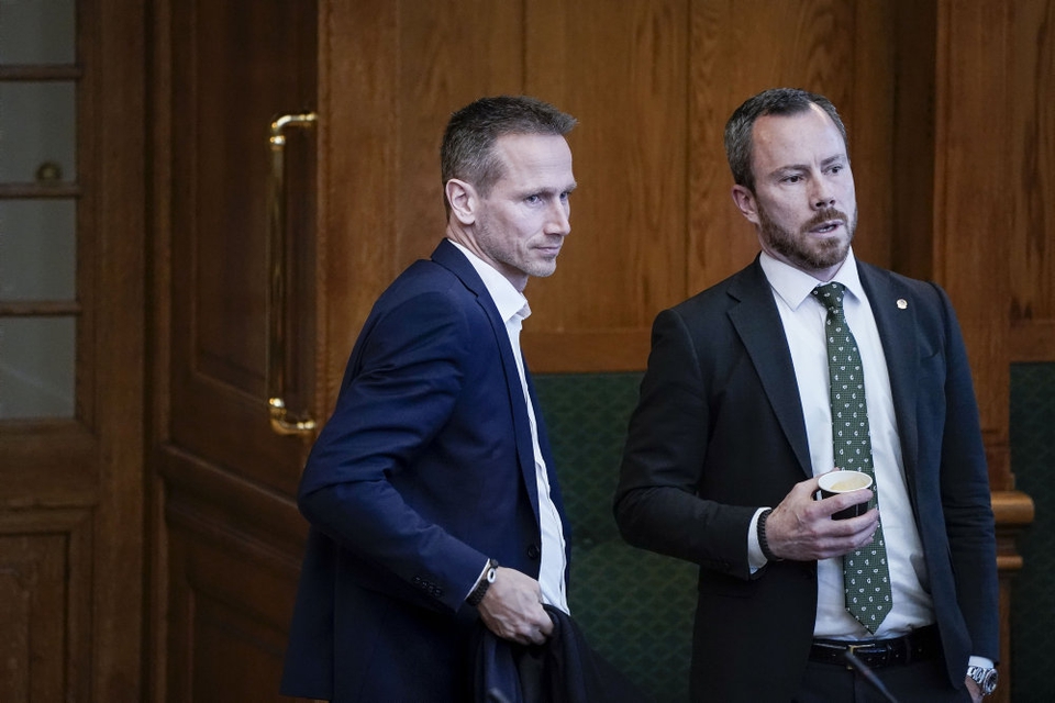 Kristian Jensen (V) og Venstre-formand Jakob Ellemann-Jensen kommer ikke til at stå ved siden af hinanden ved tirsdagens gruppemøde i partiet. (Arkivfoto)