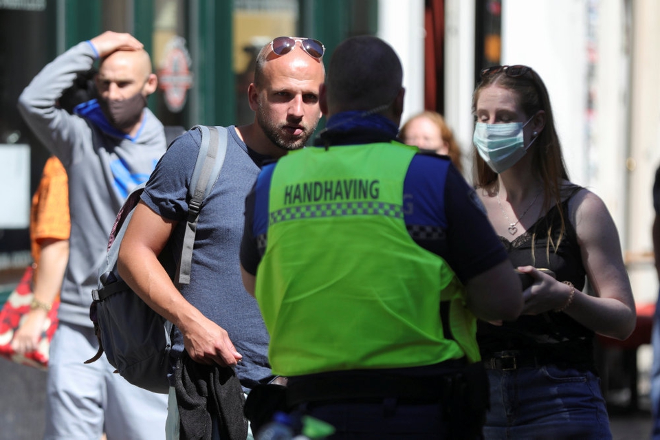 Politiet var onsdag på gaden i Amsterdam for at advare folk om, at ansigtsmasker er blevet obligatoriske i særlige områder. Det gælder blandt andet det berømte Red Light District.