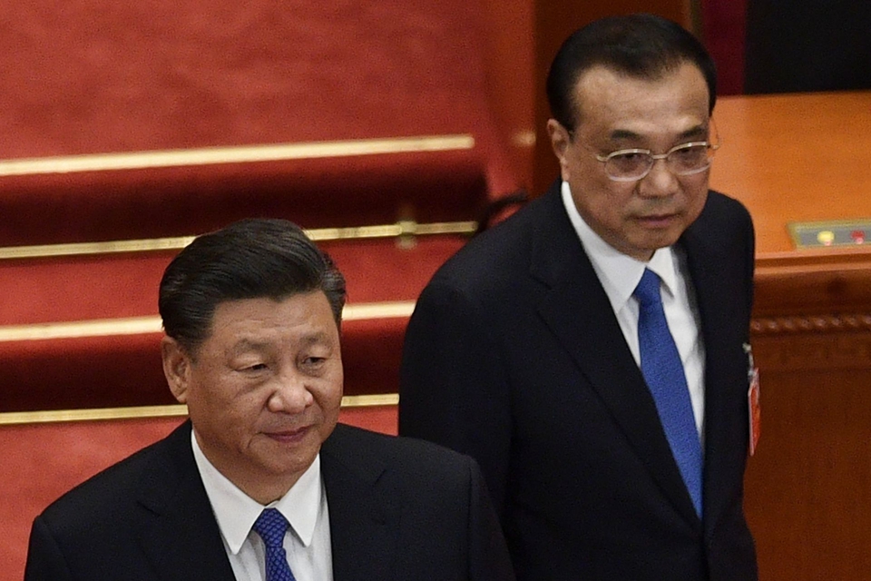 Chinese President Xi Jinping (L) and Premier Li Keqiang arrive for the the closing session of the National People's Congress at the Great Hall of the People in Beijing on May 28, 2020. (Foto: Nicolas Asfouri/AFP/Ritzau Scanpix)