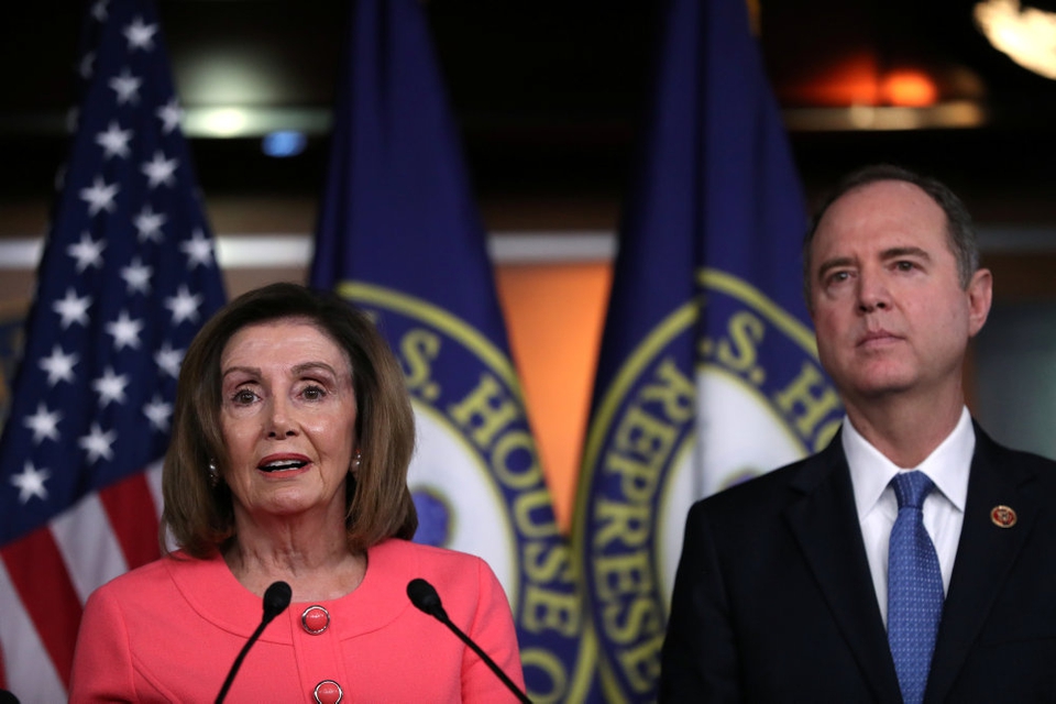 Demokraten Adam Schiff skal stå i spidsen for en gruppe på syv demokrater, som skal lede rigsretssagen mod præsident Donald Trump. Adam Schiff ses her sammen med den demokratiske formand for Repræsentanternes Hus, Nancy Pelosi.