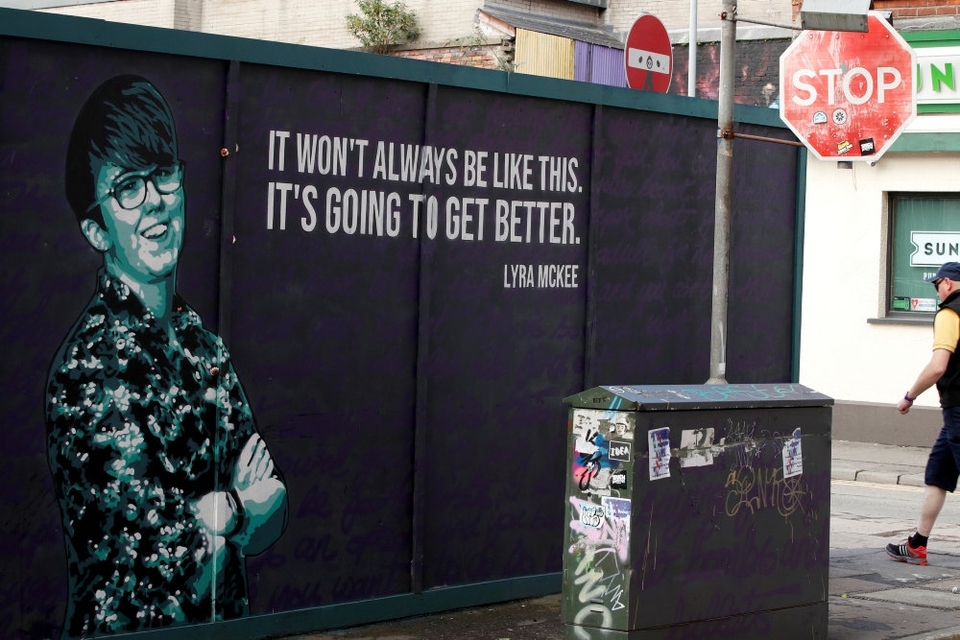 Et murmaleri, der hylder den dræbte journalist Lyra McKee, ses på en mur i den nordirske hovedstad, Belfast. (Arkivfoto)