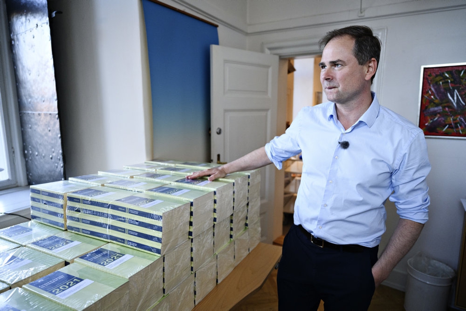 Finansminister Nicolai Wammen (S) var søndag aften med til at bære nogle af de trykte eksemplarer af regeringens forslag til næste års finanslov ind i Finansministeriet. Regeringen planlægger at køre med det højst tilladte underskud på de offentlige finanser næste år, fordi coronakrisen har taget en stor bid af Danmarks økonomi.