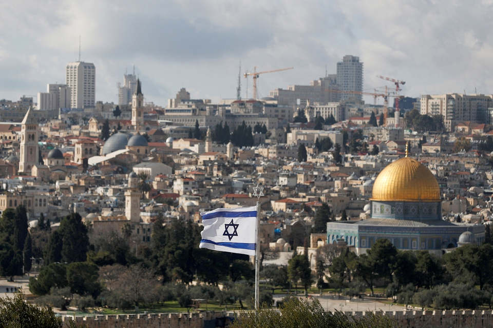 Det israelske flag med den gamle del af Jerusalem, Israels hovedstad, i baggrunden. Det er her, Islamisk Stat fremover vil gå efter at begå terrorangreb. (Foto: Ammar Awad/Reuters/Ritzau Scanpix)