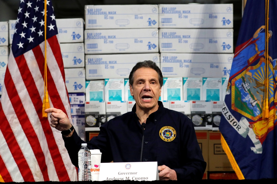 Staten New Yorks guvernør, Andrew Cuomo, advarer om dystre virusudsigter på et pressemøde i Jacob K. Javits Convention Center, der i hast er ved at blive omdannet til et midlertidigt hospital. Bag ham noget af det medicinske udstyr, som er ved at blive lagret.