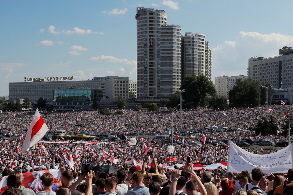 Hvideruslandspræsident siger, at mens over 100.000 demonstrerede i Minsk søndag med krav om hans afgang og frigivelse af politiske fanger, talte han i telefon med den tyske forbundskansler.