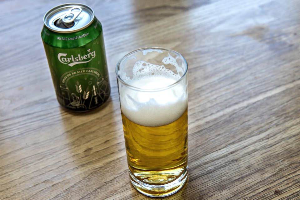 Carlsberg slår sig nu sammen med britisk ølbryggeri. (Arkivfoto)