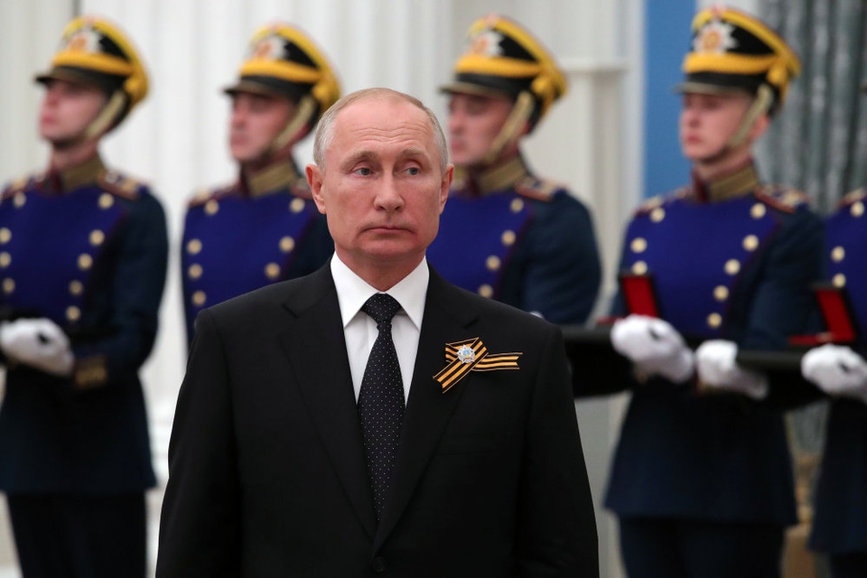 Rusland har torsdag taget hul på en syv dage lang folkeafstemning om gennemgribende reformer af landets forfatning. De kan bane vej for, at præsident Vladimir Putin bliver ved magten i endnu 16 år, hvis han genvælges.