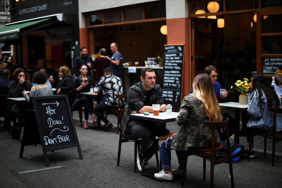 Storbritanniens regering tilbyder mandag til onsdag i hele august at betale 50 procent af folks regning, når de spiser ude på pubs, caféer og restauranter. (Arkivfoto)