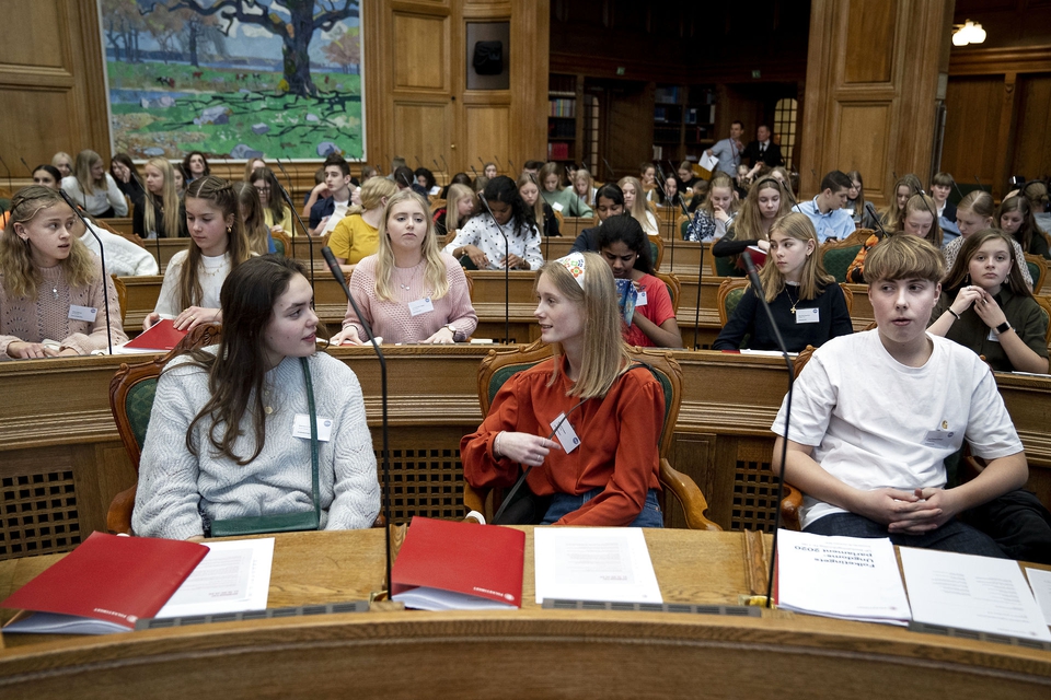 Ungdomsparlamentsdag på Christiansborg, hvor 179 udvalgte elever fra 60 skoler i hele landet, Grønland og Færøerne kommer til Christiansborg for at indtage Folketinget og give svar på, hvad de ville ændre i samfundet, hvis det altså var dem, der bestemte. (Foto: Liselotte Sabroe/Ritzau Scanpix)