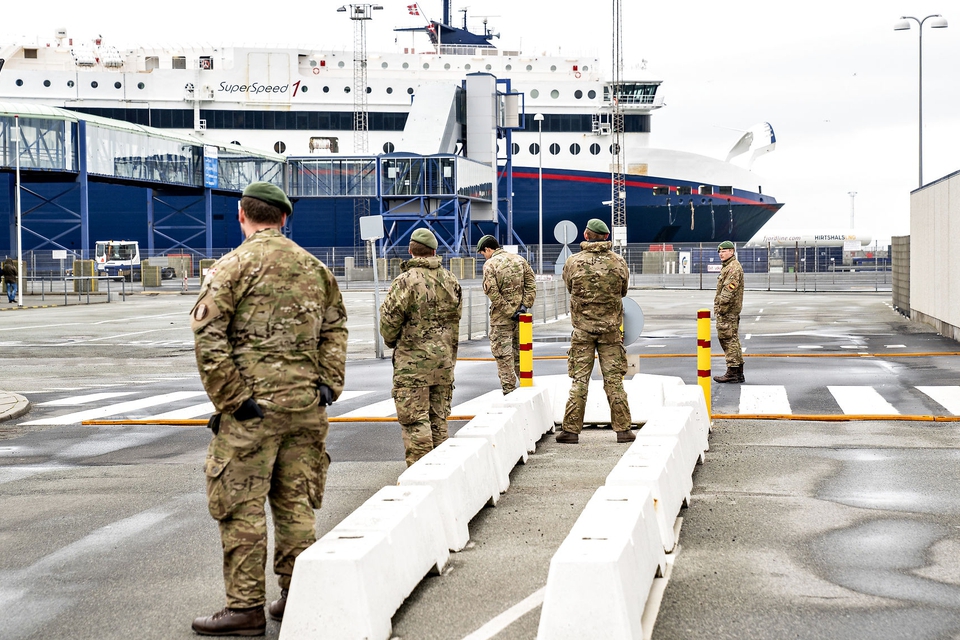 Politi og forsvar modtager færge fra Norge i Hirtshals, søndag den 15. marts 2020. (Foto: Henning Bagger/Ritzau Scanpix)