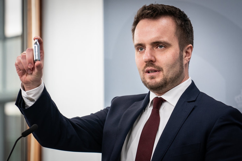 Erhvervsminister Simon Kollerup (S) ventes tirsdag formiddag at præsentere en samlet aftale, der skal begrænse salg af lattergas til særligt unge mennesker. (Arkivfoto).