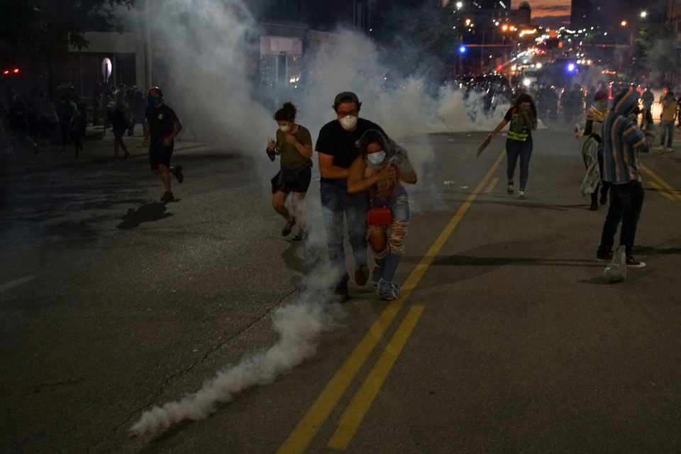 Tusindvis af amerikanere har den seneste uge været på gaden for at protestere mod politiets vold mod sorte amerikanere, efter at en sort mand døde under en brutal anholdelse i Minneapolis tirsdag i sidste uge.
