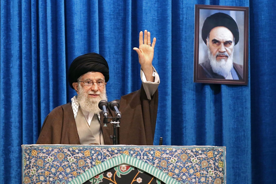 Ayatollah Ali Khamenei leder for første gang i otte år fredagsbønnen i Irans hovedstad. Her sagde han, at Irans nedskydning af et fly med 176 passagerer - der alle døde - ikke måtte skygge for drabet på Soleimani. (Foto: AFP/Ritzau Scanpix)