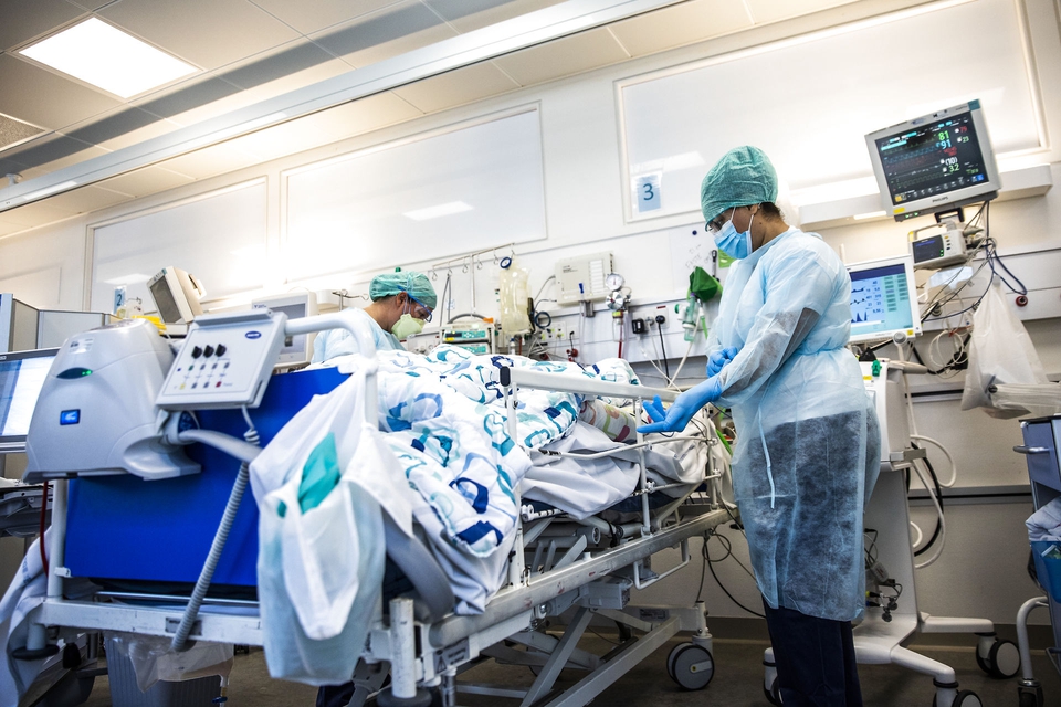 En patient bliver plejet på intensiv afdelingen for Covid-19 patienter på Bispebjerg Hospital i København torsdag den 7. maj 2020. (Foto: Ólafur Steinar Gestsson/Ritzau Scanpix)