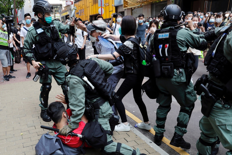 En omstridt national sikkerhedslov er blevet godkendt af Kina, efter at pro-demokratiske demonstranter i månedsvis har protesteret mod en indskrænket demokrat i Hongkong.