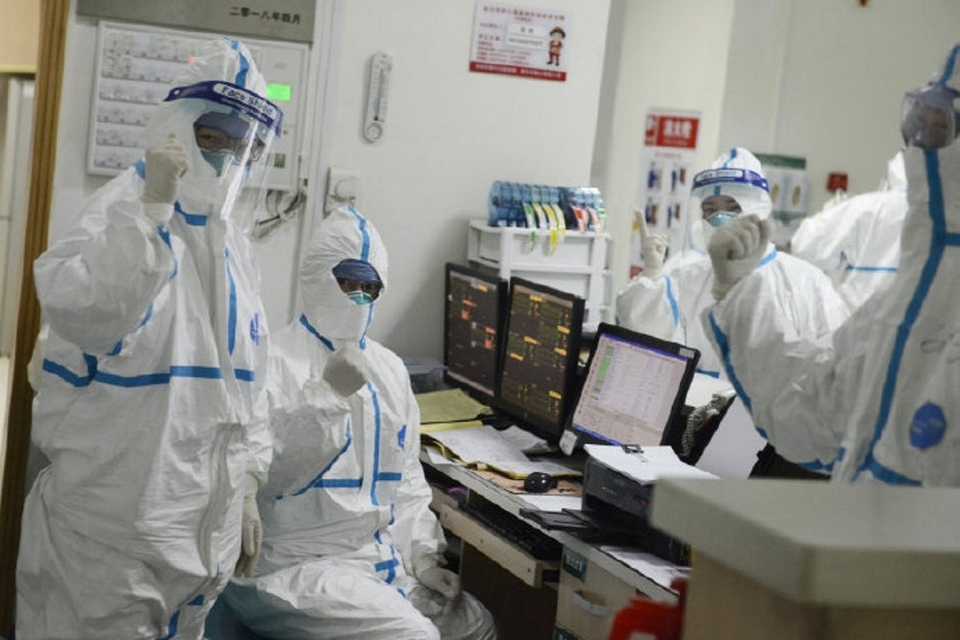 På et hospital i den kinesiske millionby Wuhan tages alle forholdsregler i brug, når patienter med den frygtede corona-virus behandles. Virusset har foreløbig spredt sig til syv lande. (arkivfoto).