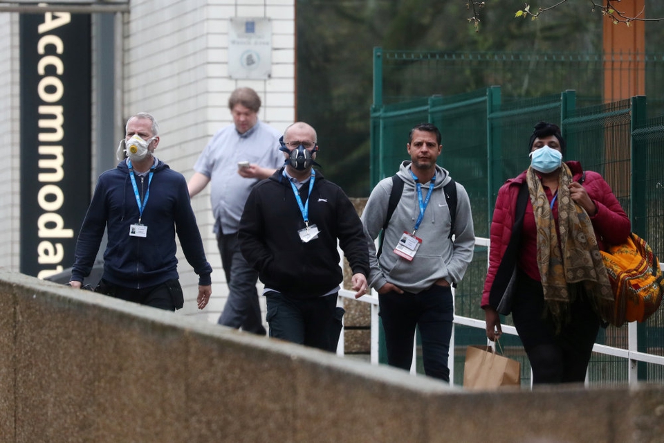 De seneste dage er antallet af smittede personer i England skudt i vejret, og derfor bliver retningslinjerne for, hvor mange der må samles, skærpet. (Arkivfoto fra London).