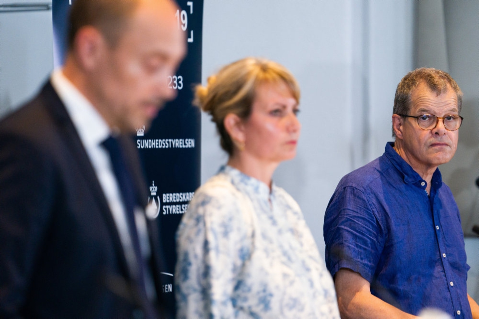 Faglig direktør hos Statens Serum Institut Kåre Mølbak (th.) sagde mandag, at smitten er stigende. Det bliver gentaget tirsdag forud for, at Folketingets partier onsdag skal forhandle fortsat genåbning.
