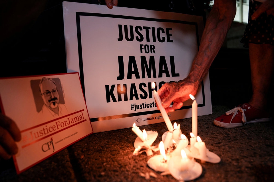 På den første årsdag for drabet på Khashoggi blev der tændt lys foran blandt andet den saudiarabiske ambassade i Washington.