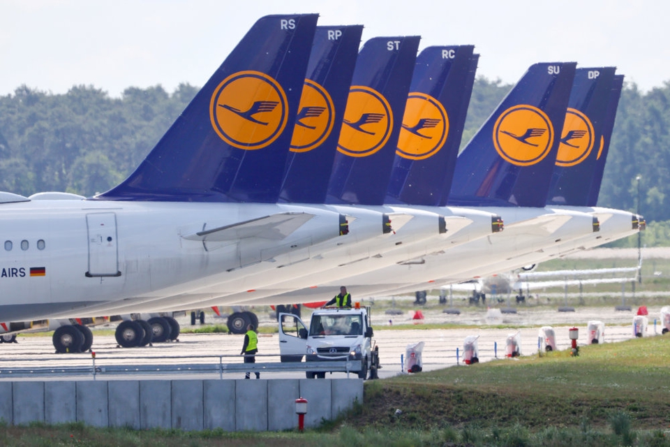 Lufthansas fly holder på jorden i stedet for at tjene penge til det trængte tyske luftfartsselskab, der blødte cirka 16 milliarder kroner i første kvartal. (Arkivfoto)
