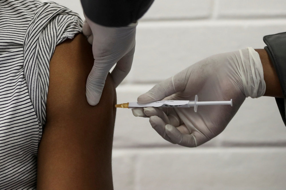 EU-Kommissionen meddeler fredag, at den har indgået en aftale med den britiske medicinalvirksomhed AstraZeneca om at købe 300 millioner doser af en vaccine mod covid-19, hvis vaccinen bliver udviklet.
