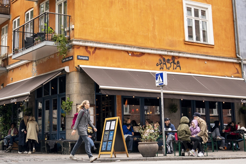 Mange danskere holder ferie i Danmark på grund af coronakrisen, og lægger dermed flere penge hos danske restauranter og butikker. (Arkivfoto)