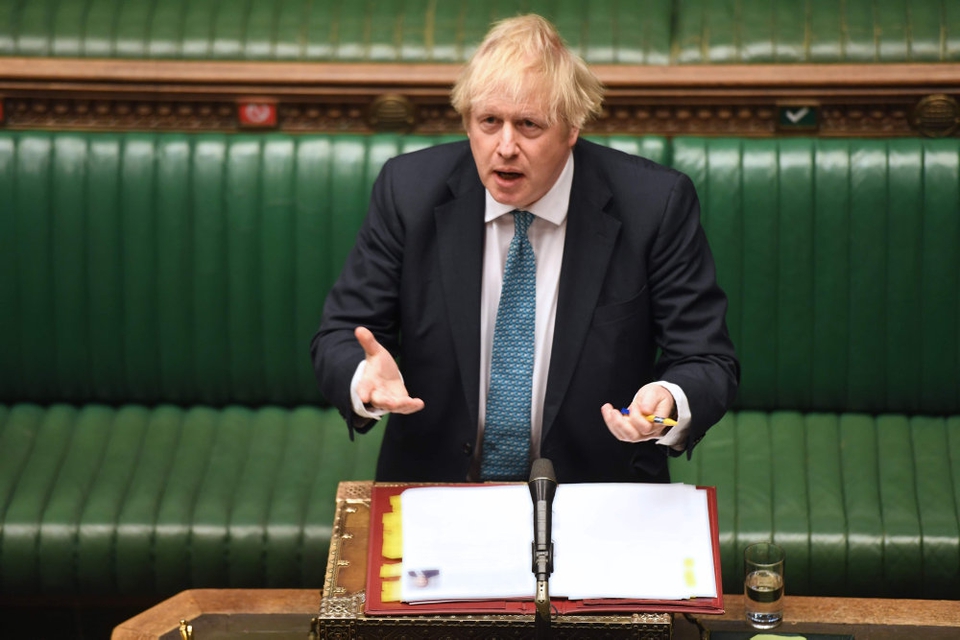 Premierminister Boris Johnson er under pres for at oplyse mere om meget høje coronadødsfald på britiske plejehjem. "Jeg vil ikke forsøge at foregive, at tallene, når de bliver endeligt bekræftet, ikke er voldsomme og meget, meget skræmmende. Dette har været en frygtelig pandemi", sagde han onsdag i parlamentet.