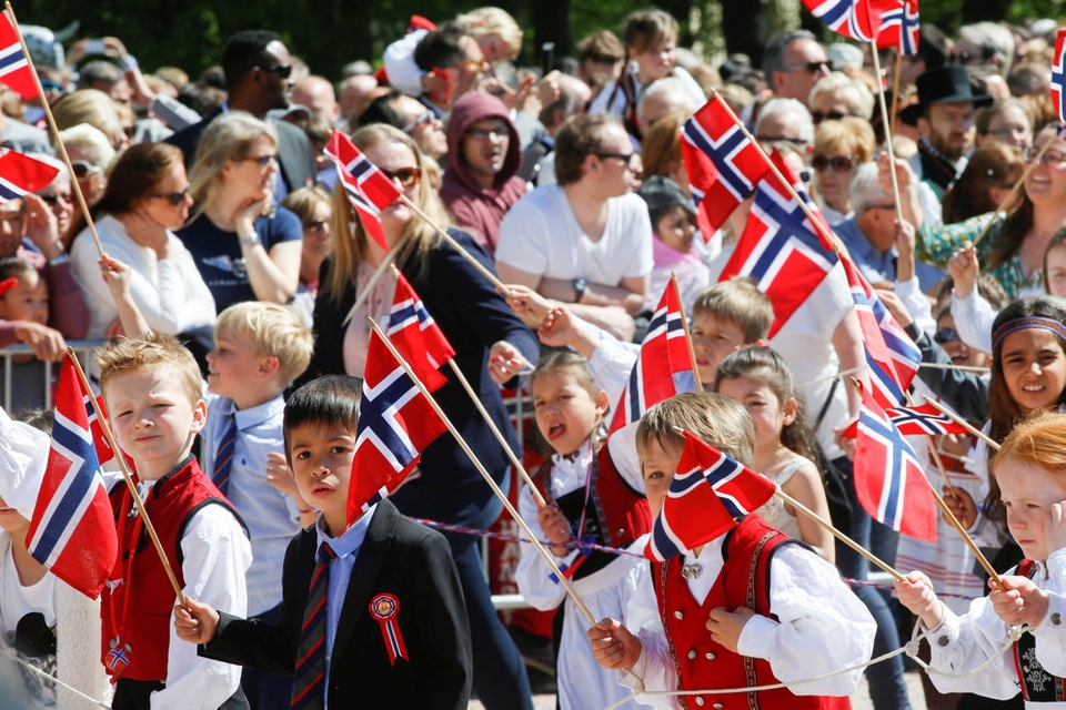 Norges nationaldag 17. maj er en officiel flag- og helligdag for den norske befolkning. Mange iklæder sig traditionelle klædedragter. (Arkivfoto)